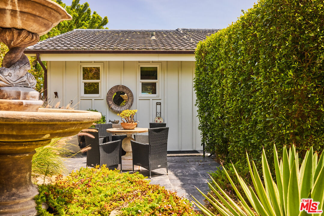 6363 Zumirez Dr