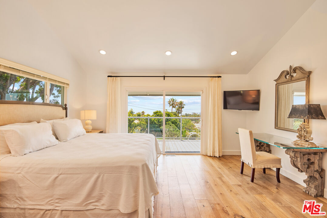 6363 Zumirez Dr