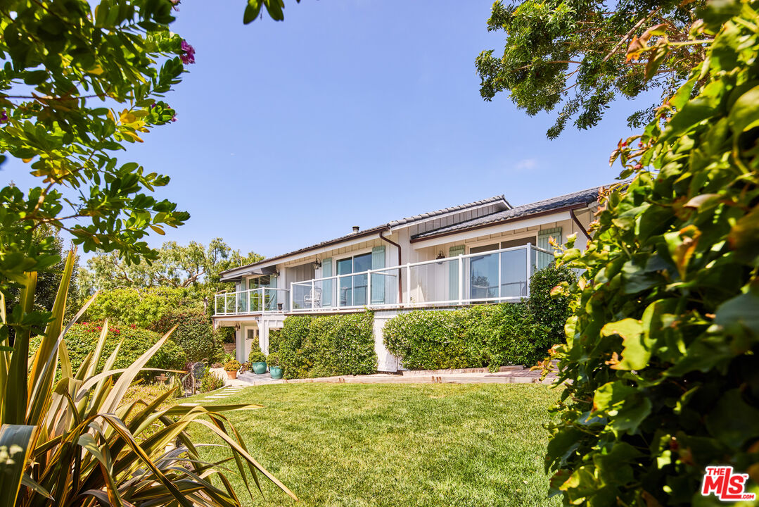 6363 Zumirez Dr