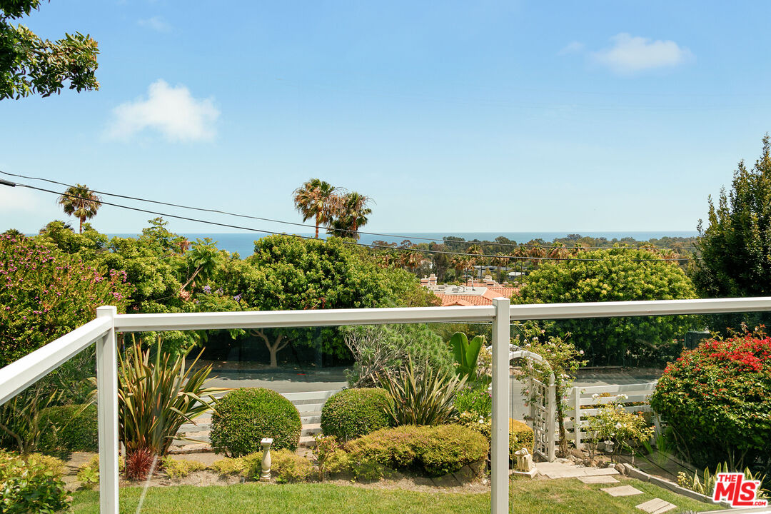 6363 Zumirez Dr