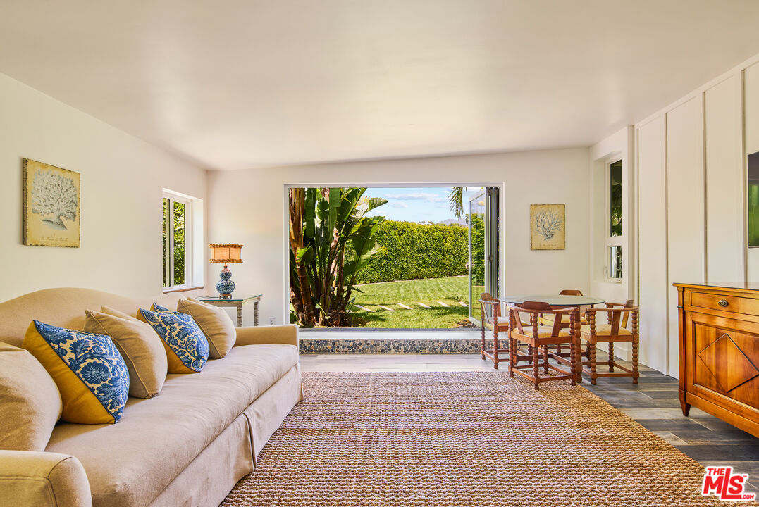 6363 Zumirez Dr