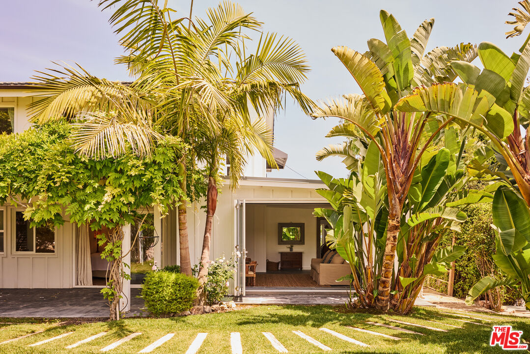 6363 Zumirez Dr