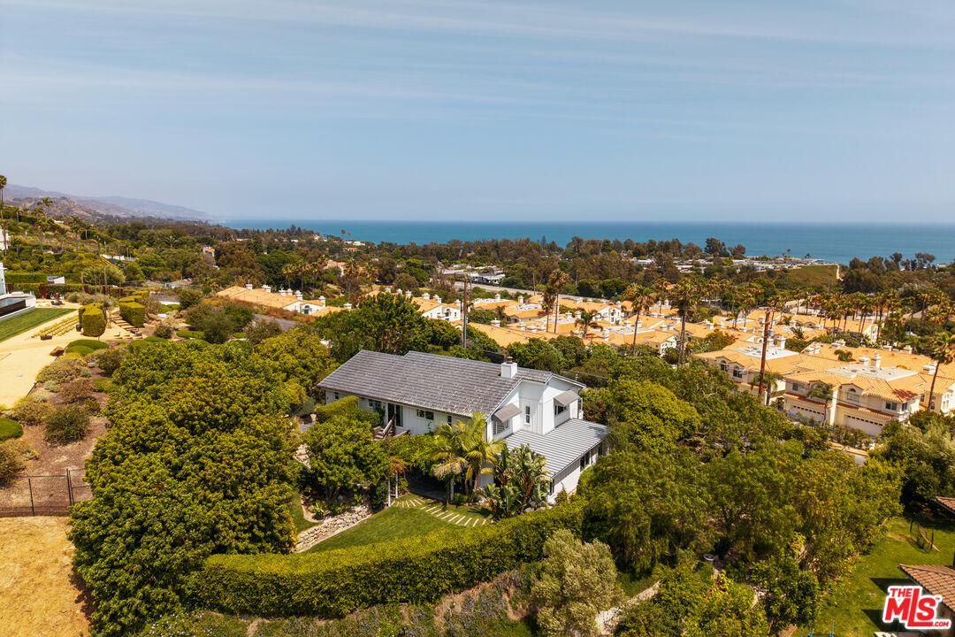 6363 Zumirez Dr