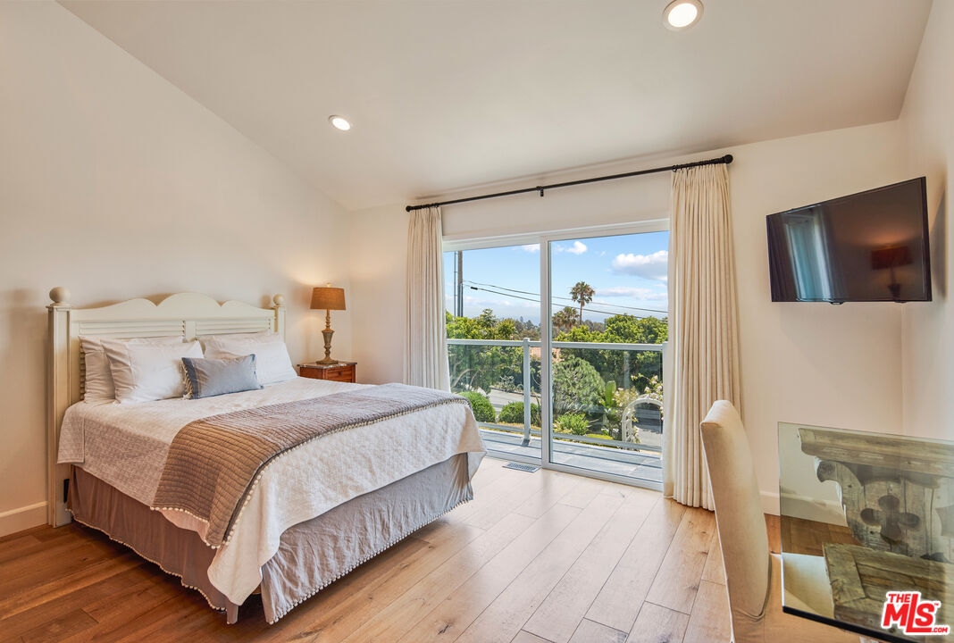 6363 Zumirez Dr