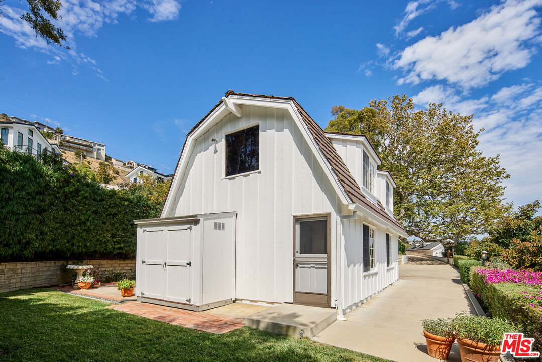 5561 Horizon Dr