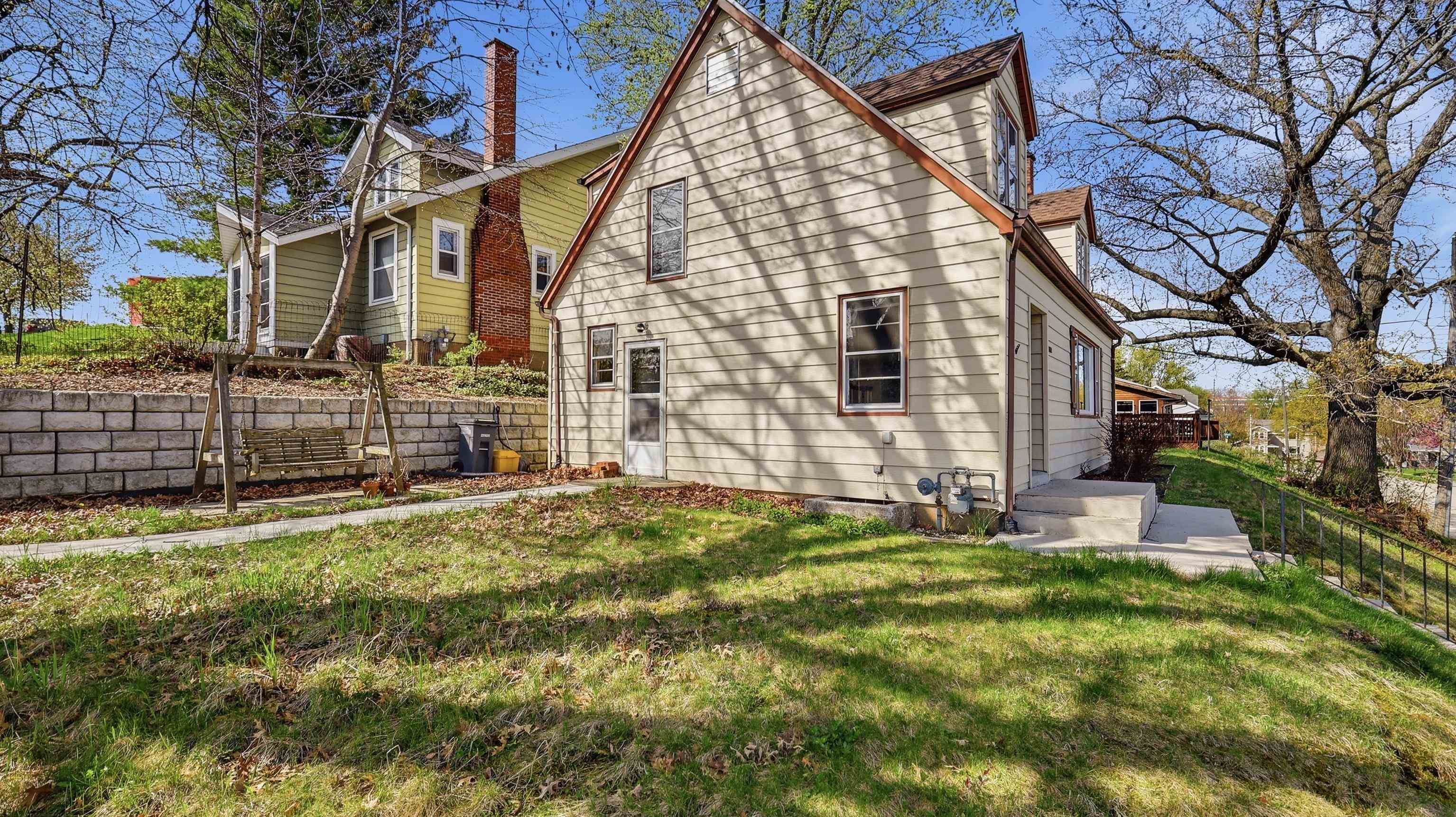 2002 Decorah Street