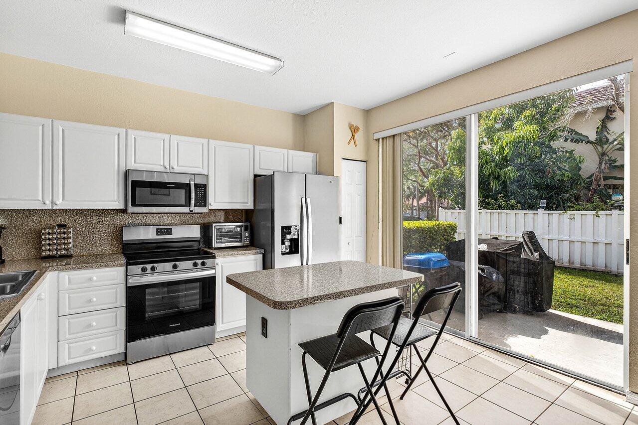 9090 NW 40th Place