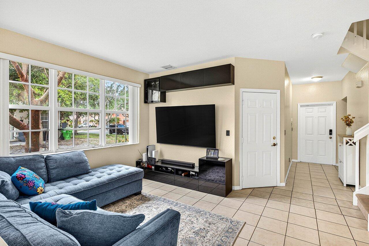 9090 NW 40th Place