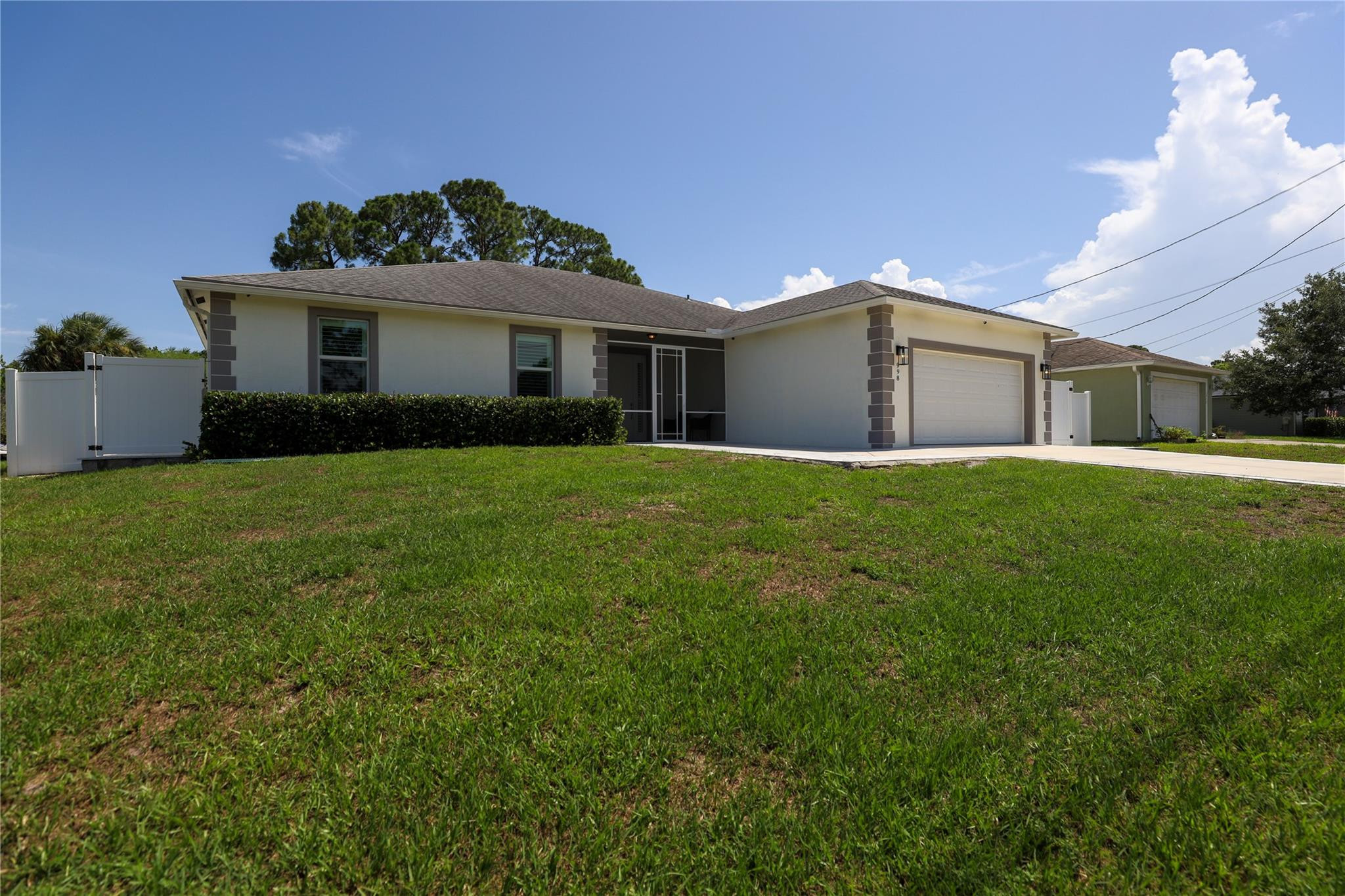 998 SW Romaine Ln