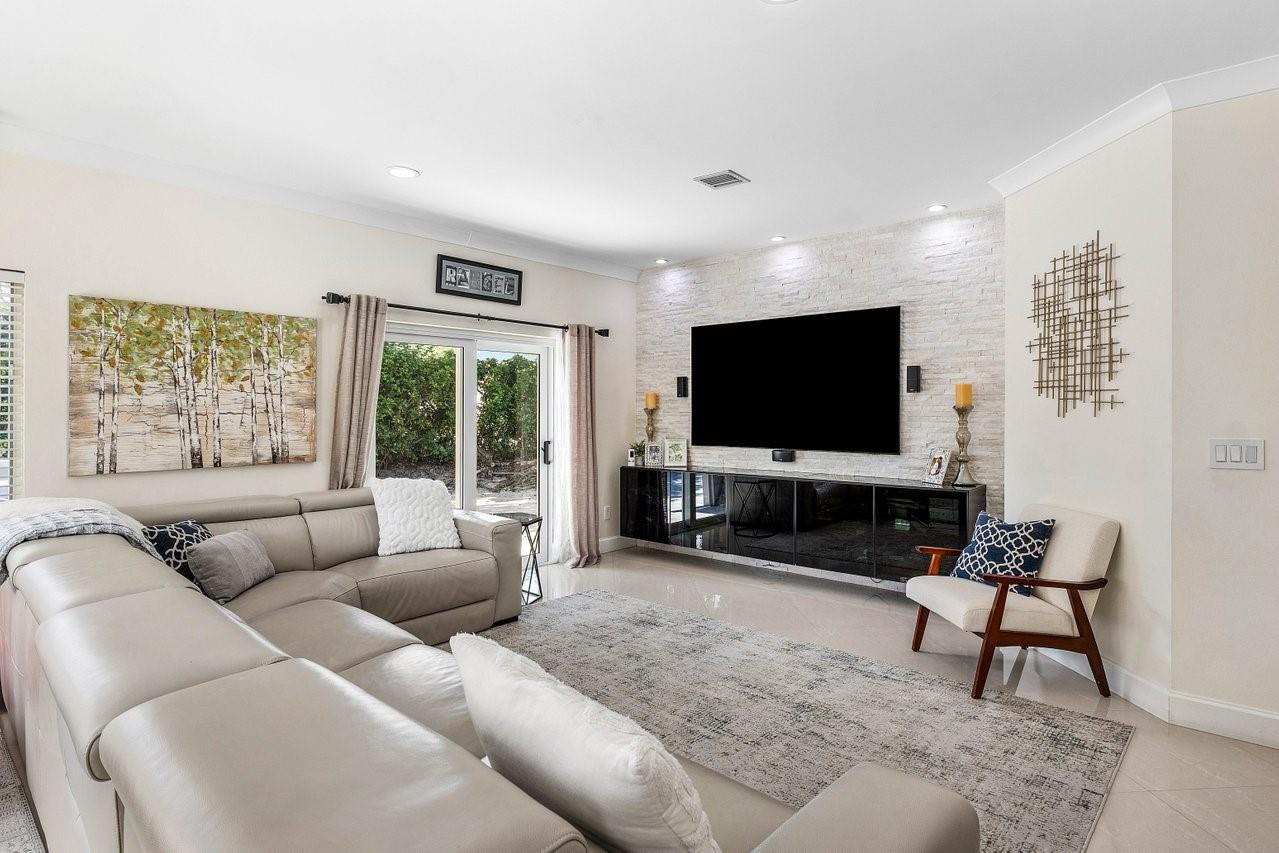 4675 SW 12th Pl 4675