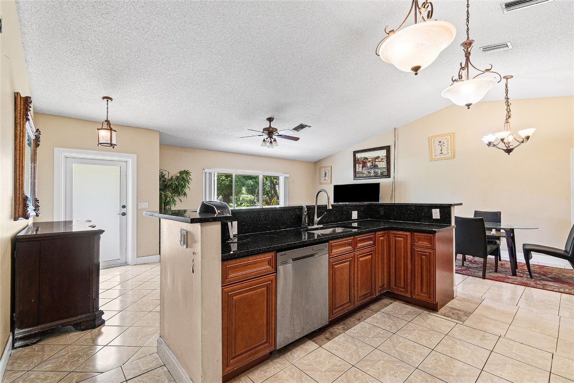 7517 W Country Club Blvd