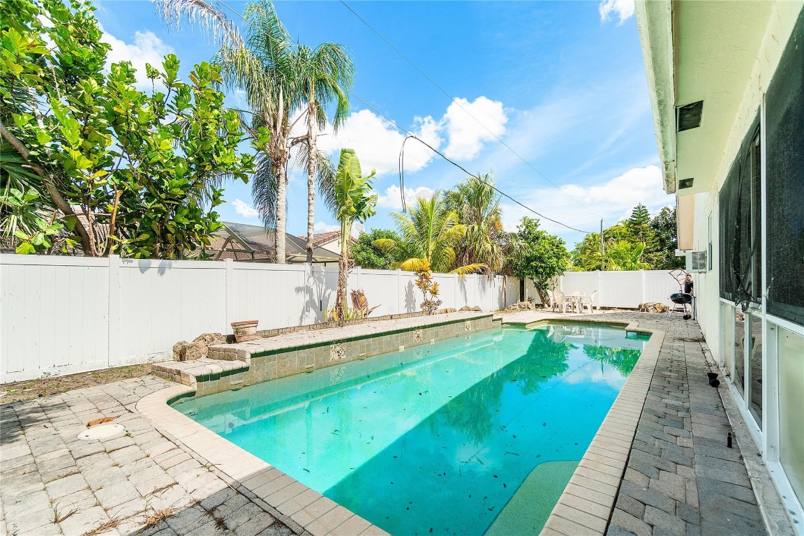 7517 W Country Club Blvd