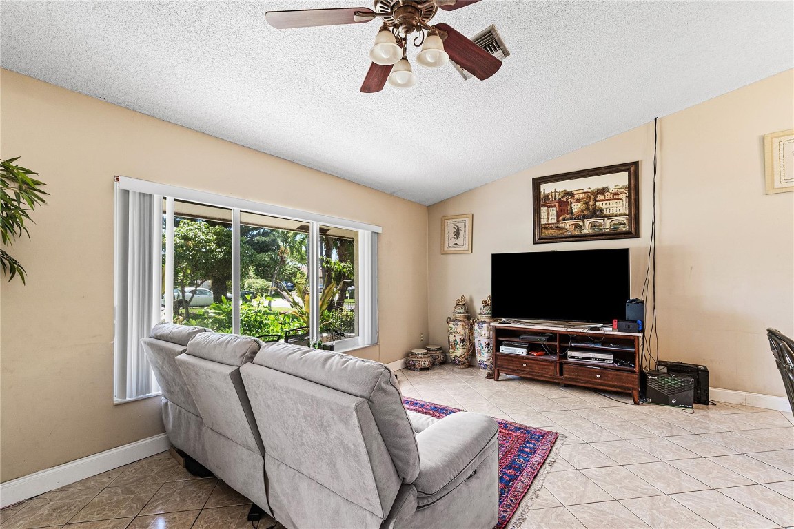 7517 W Country Club Blvd