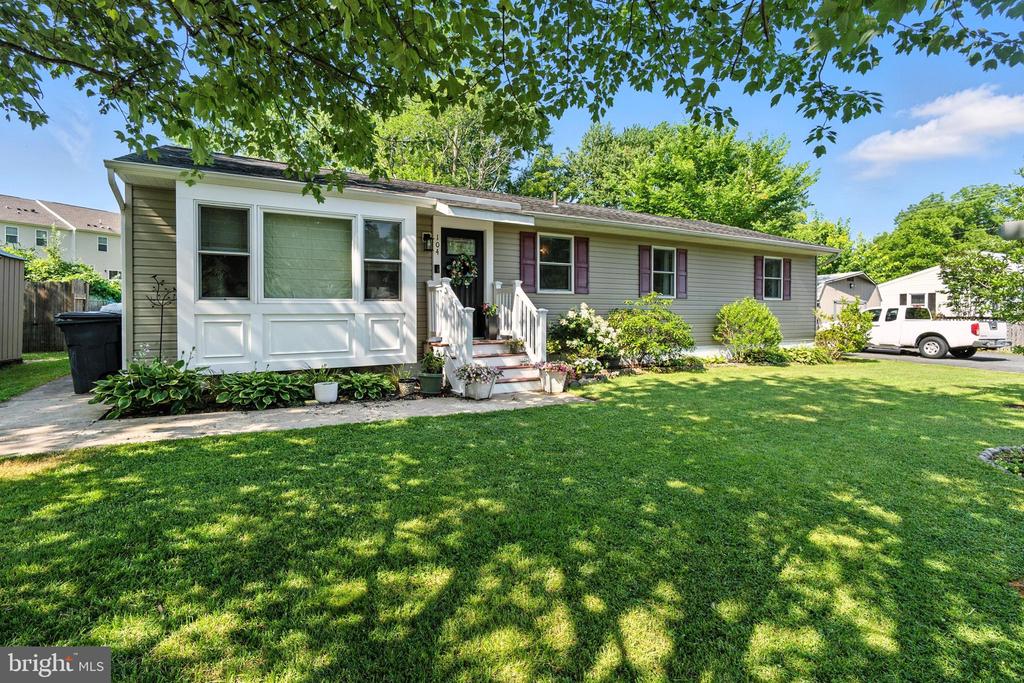 104 THOMPSON AVENUE
