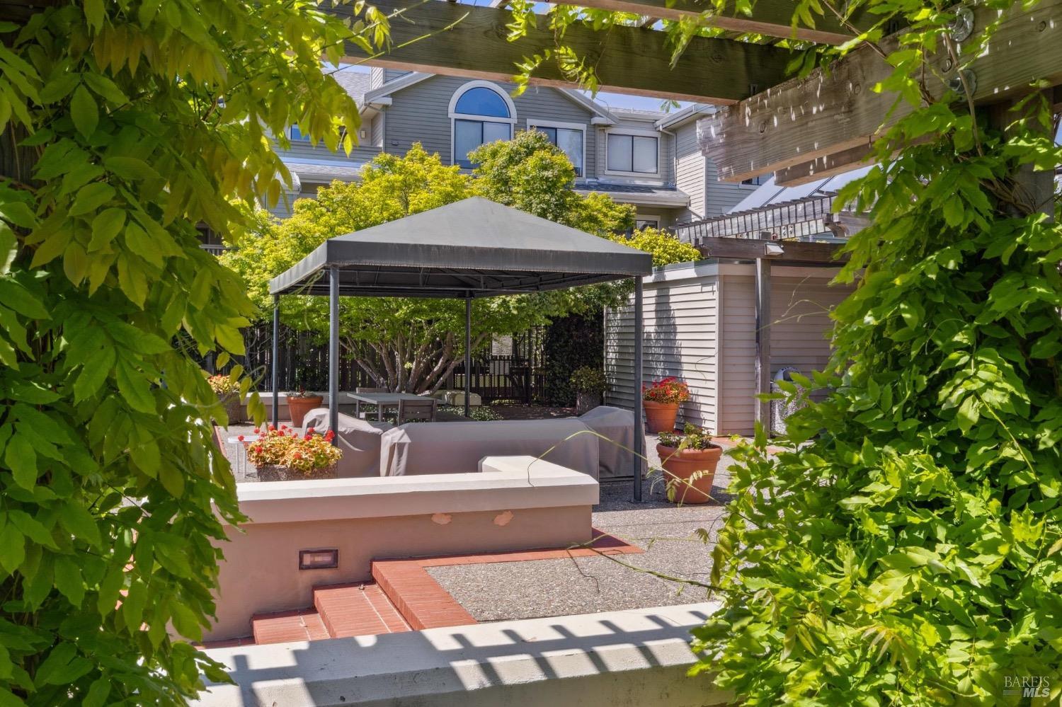 64 Eucalyptus Knoll St