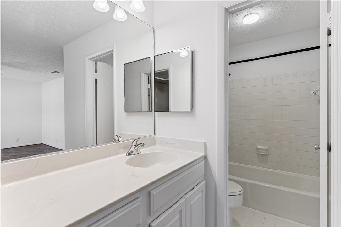 801 Mallery Street E