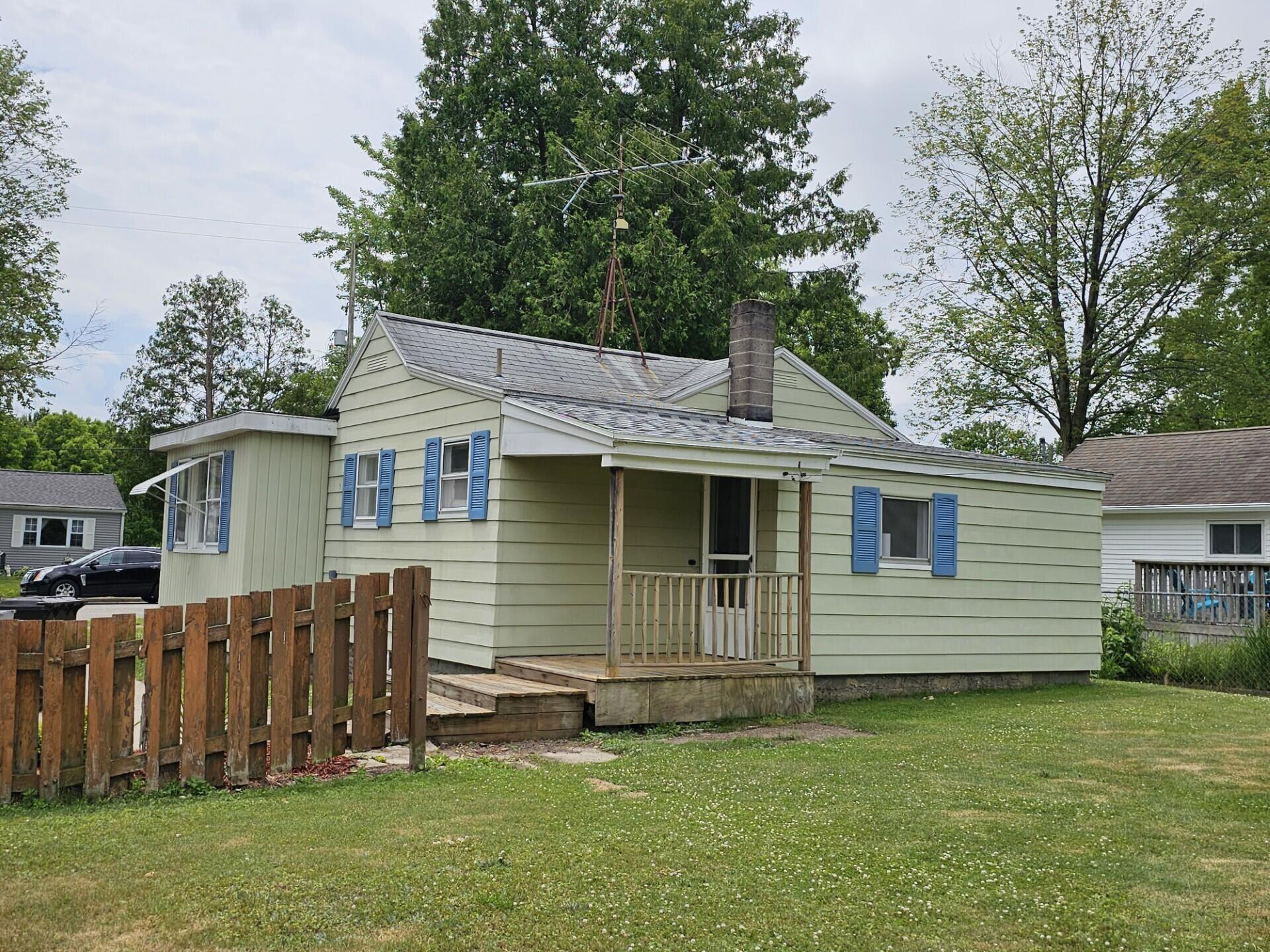109 W Woodrow Street