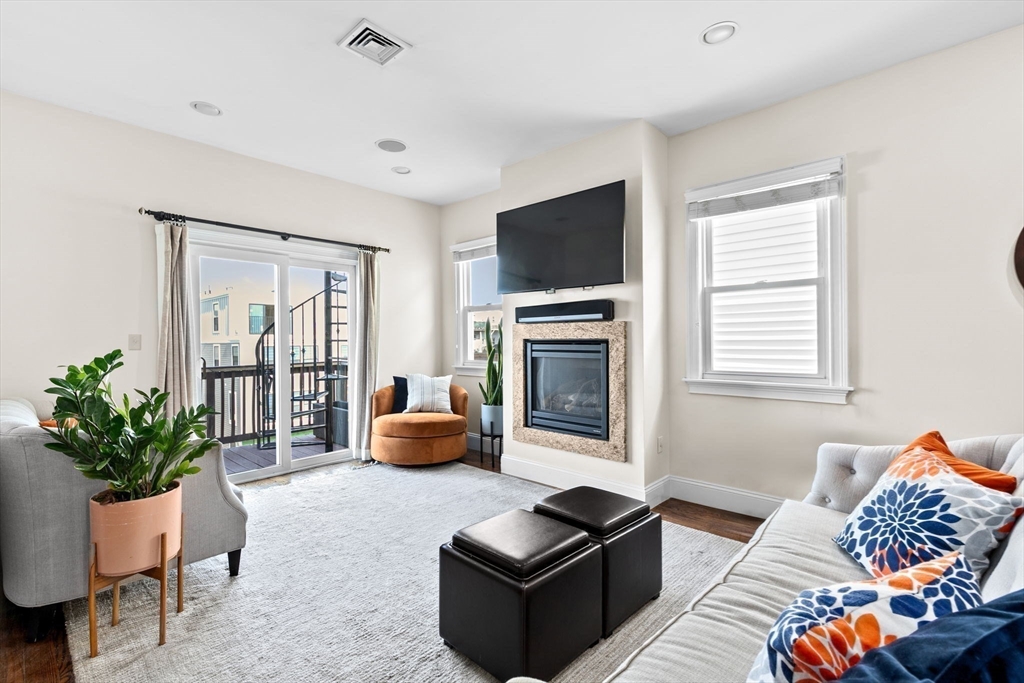 198 W 6th St # 3