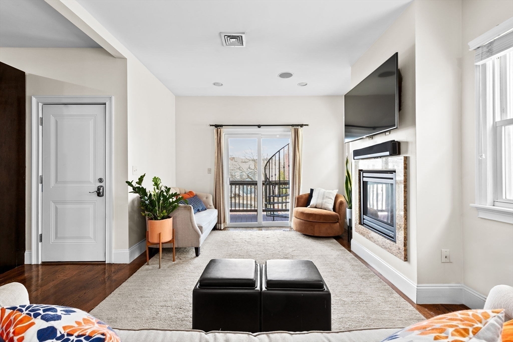 198 W 6th St # 3