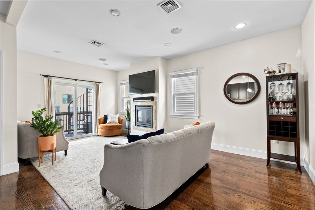 198 W 6th St # 3