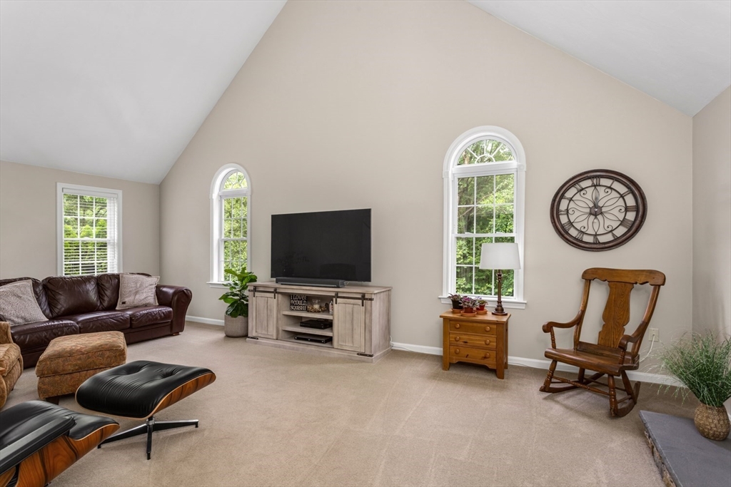 5 Wadsworth Farm Road, Franklin