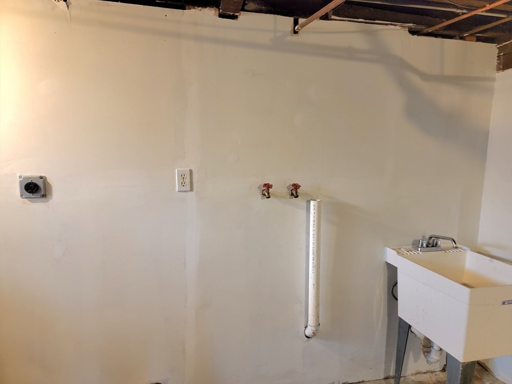 35 Vane Street Unit: 2nd Floor