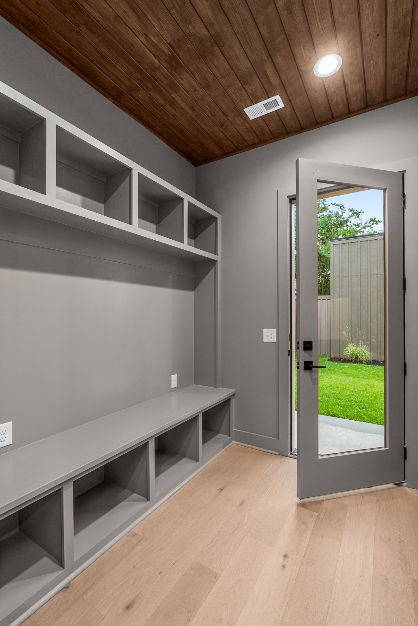 2305 Eastland Ave Unit: J