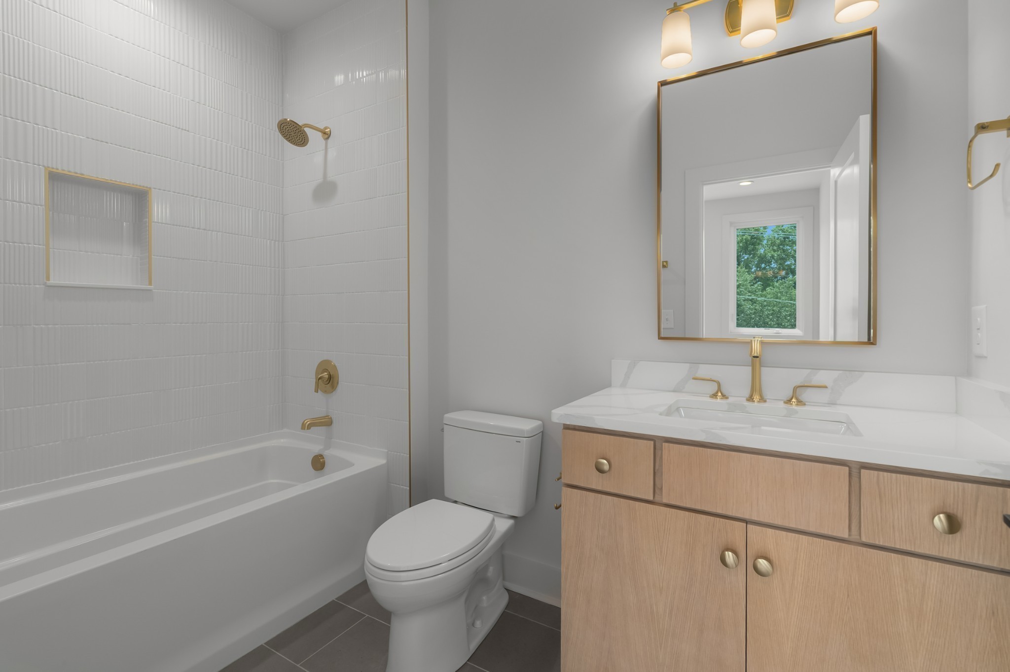 2305 Eastland Ave Unit: J