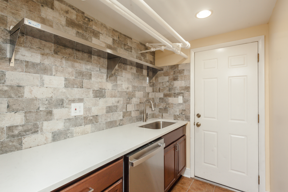 1654 W Melrose Street Unit: G