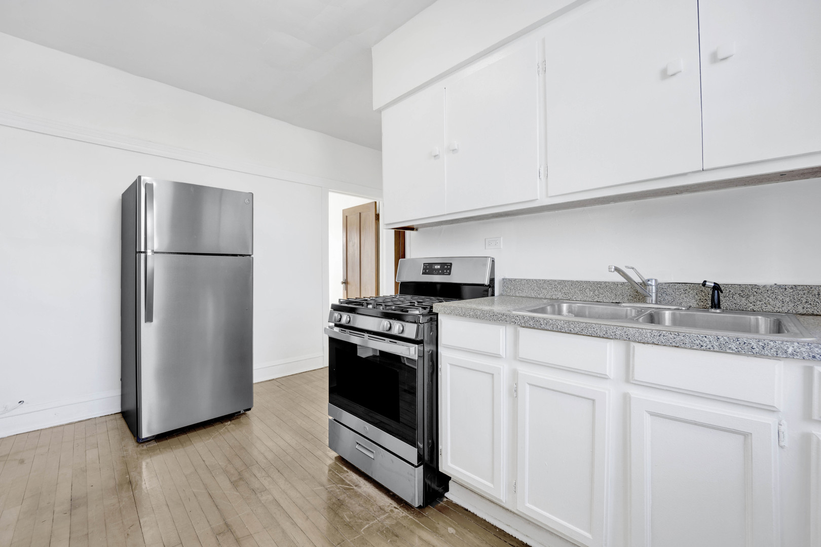 4748 W Roscoe Street Unit: 3