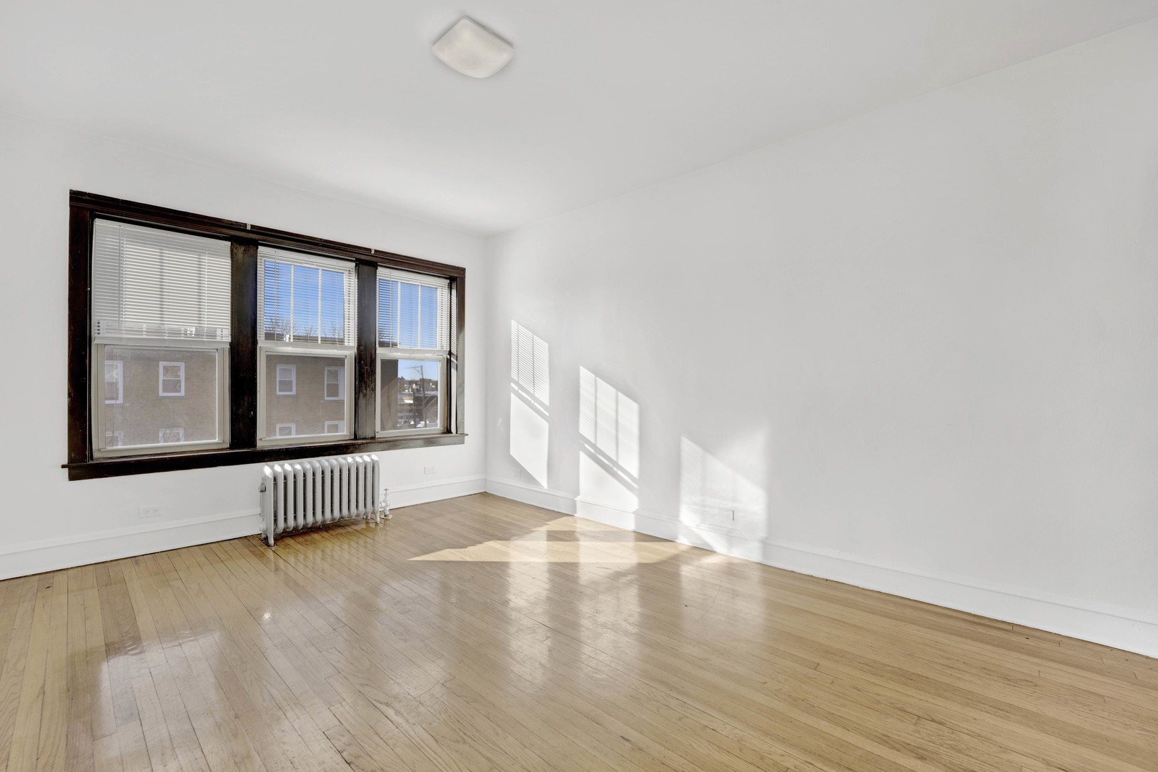 4748 W Roscoe Street Unit: 3
