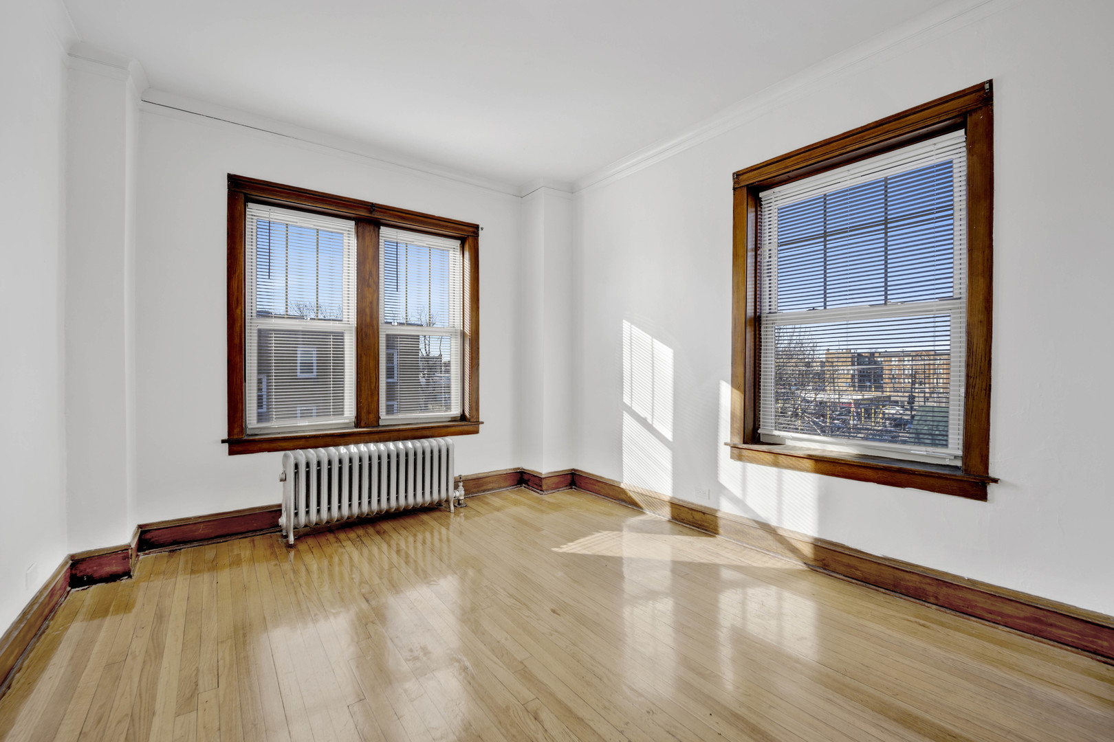 4748 W Roscoe Street Unit: 3