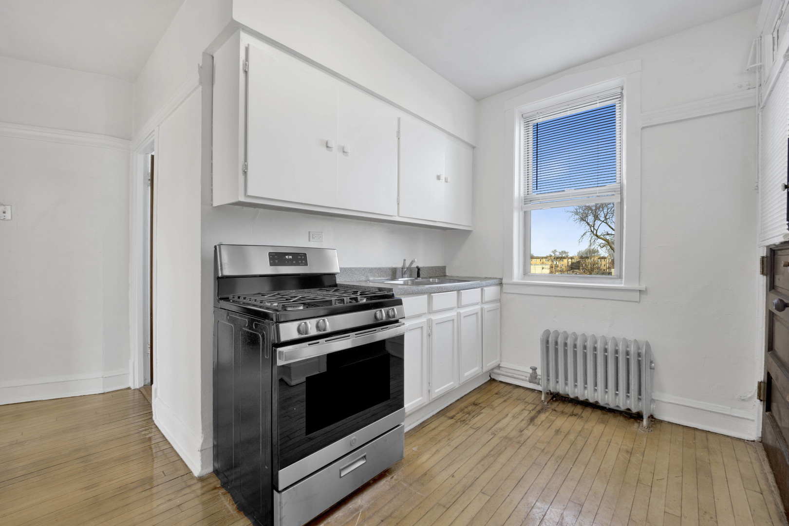 4748 W Roscoe Street Unit: 3