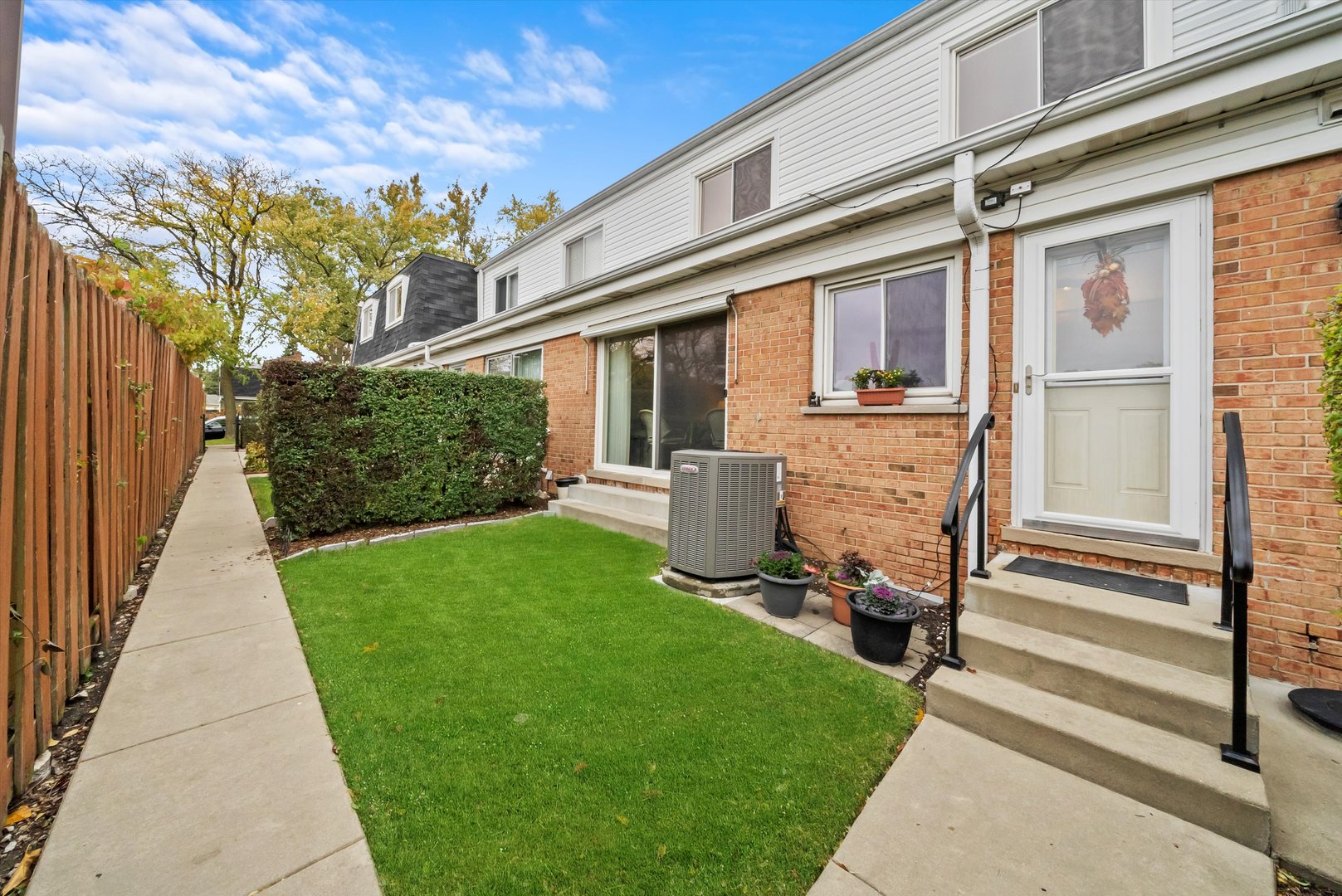 2331 W Greenleaf Avenue