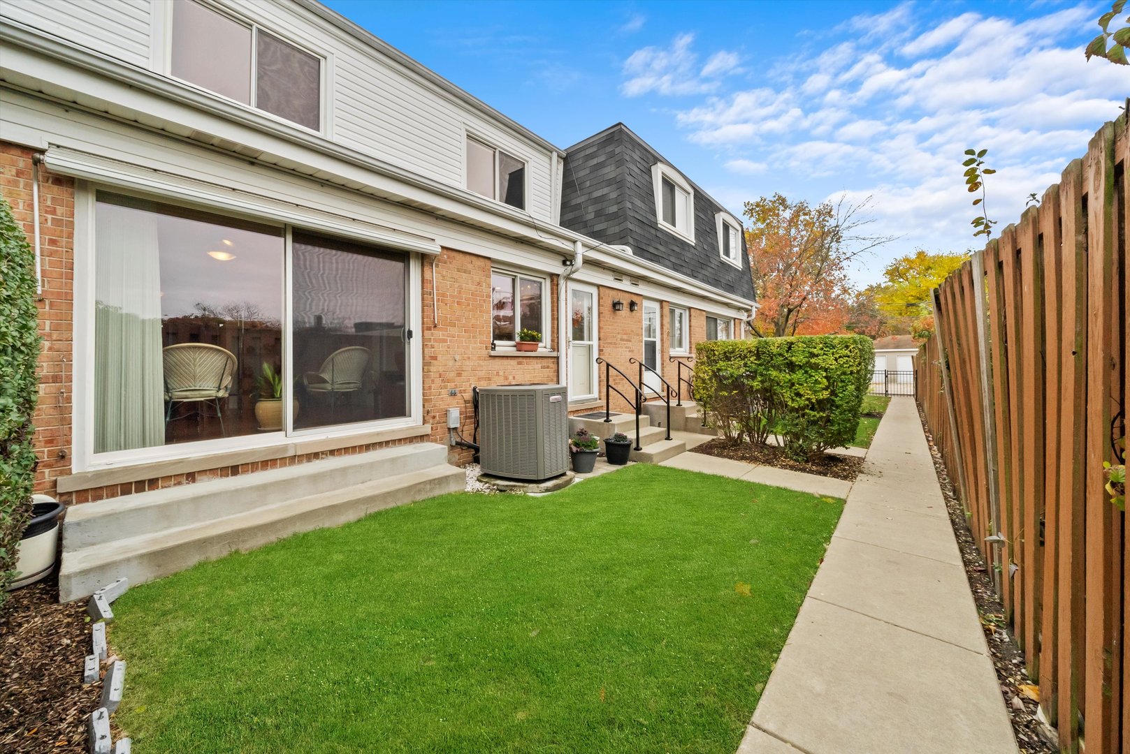 2331 W Greenleaf Avenue