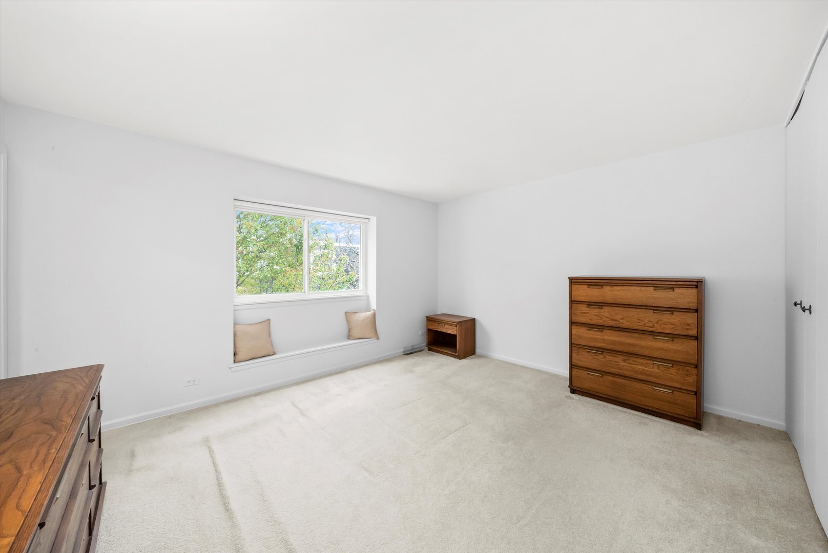 2331 W Greenleaf Avenue