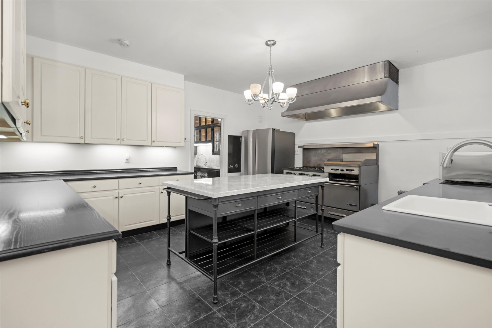 1415 N Astor Street Unit: 3