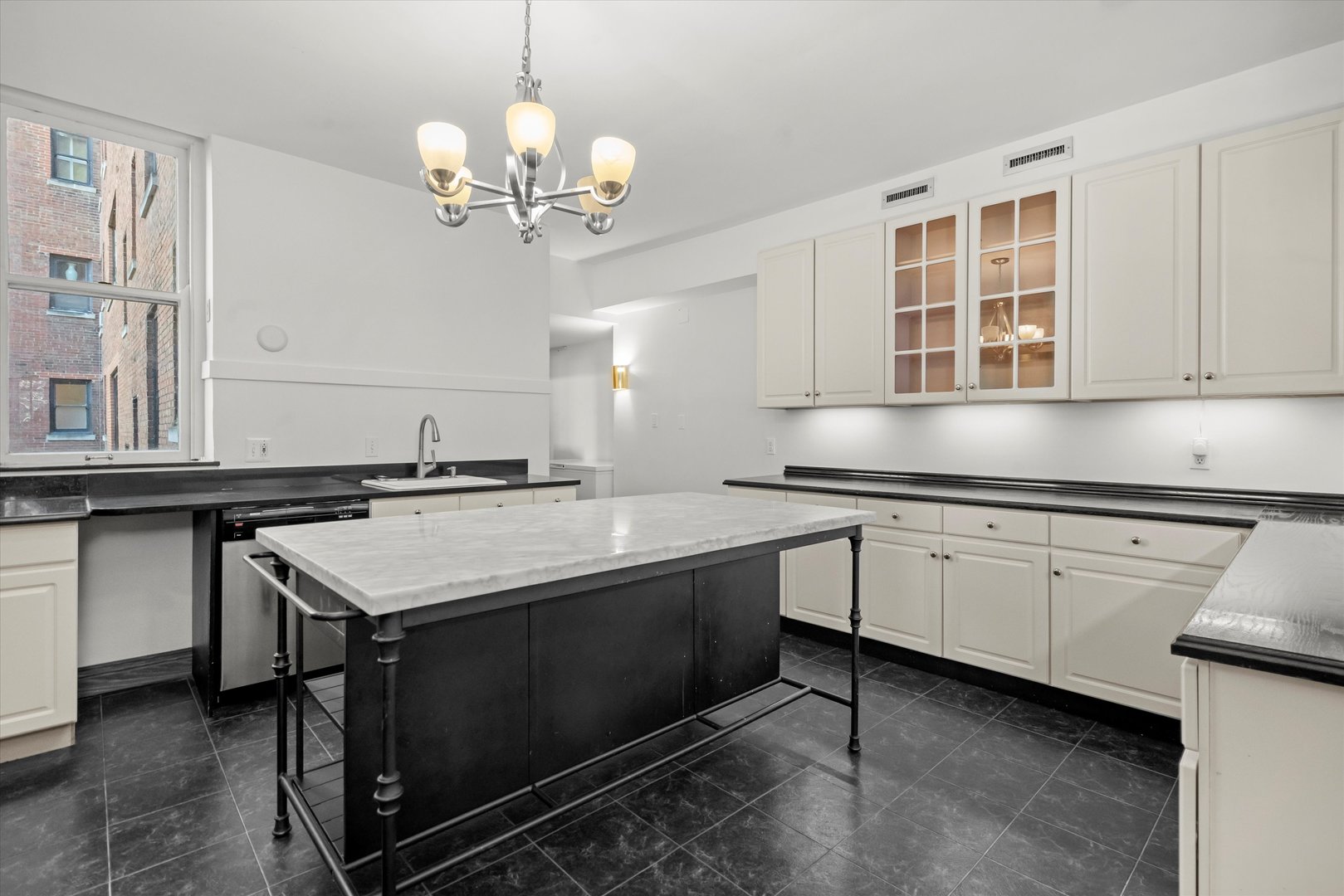 1415 N Astor Street Unit: 3
