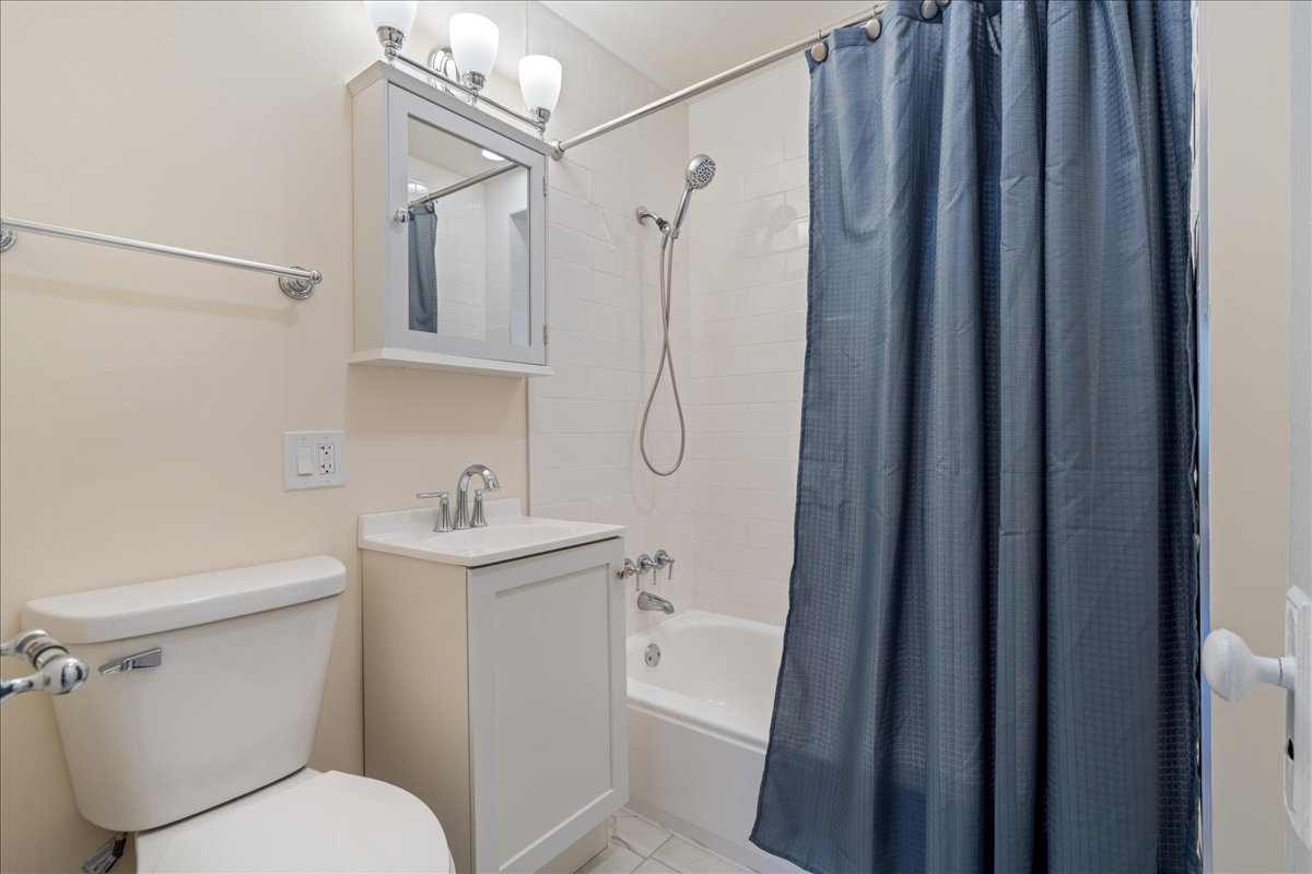 2525 W ARDMORE Avenue Unit: 1-W