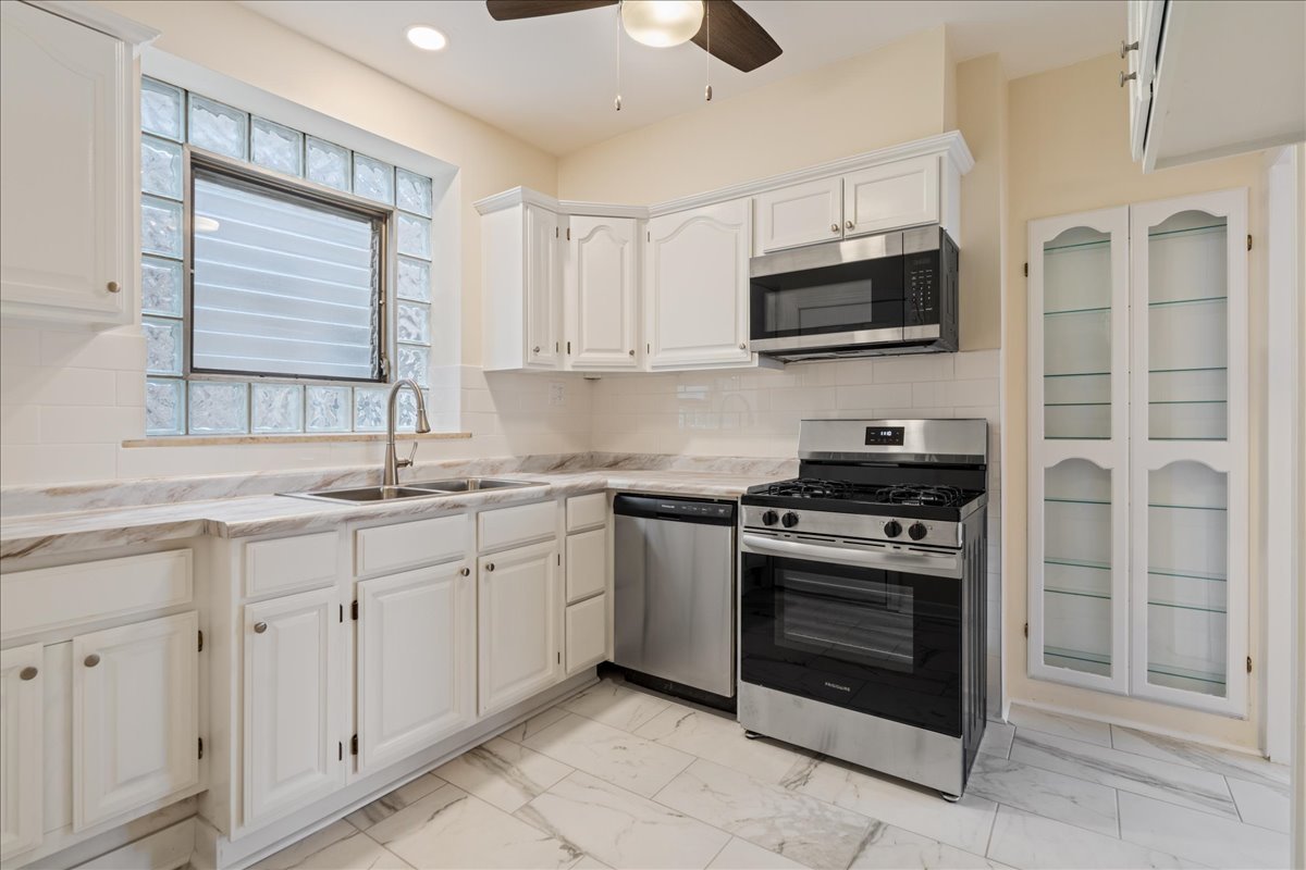 2525 W ARDMORE Avenue Unit: 1-W