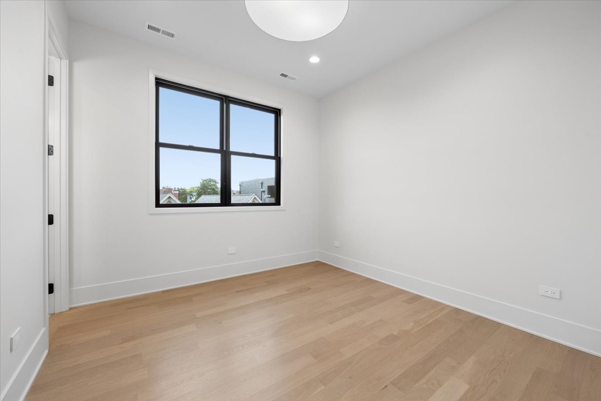 2644 N Lakewood Avenue Unit: 2N
