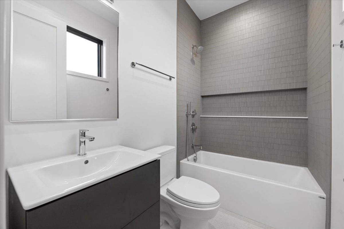 2644 N Lakewood Avenue Unit: 2N