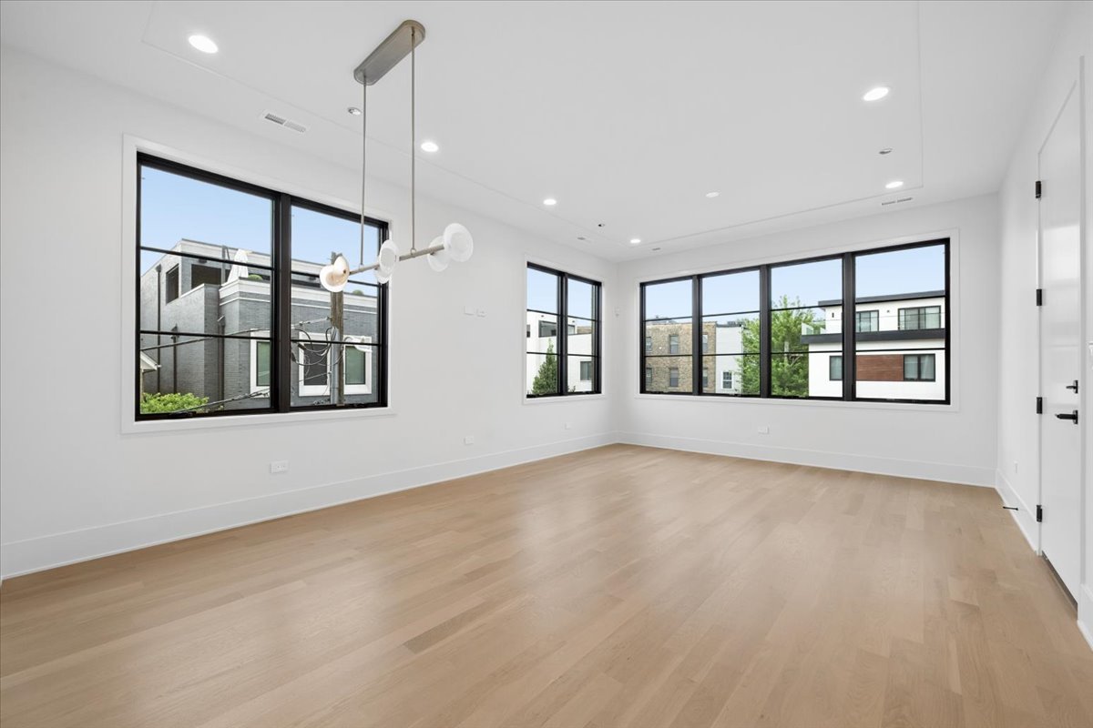 2644 N Lakewood Avenue Unit: 2N