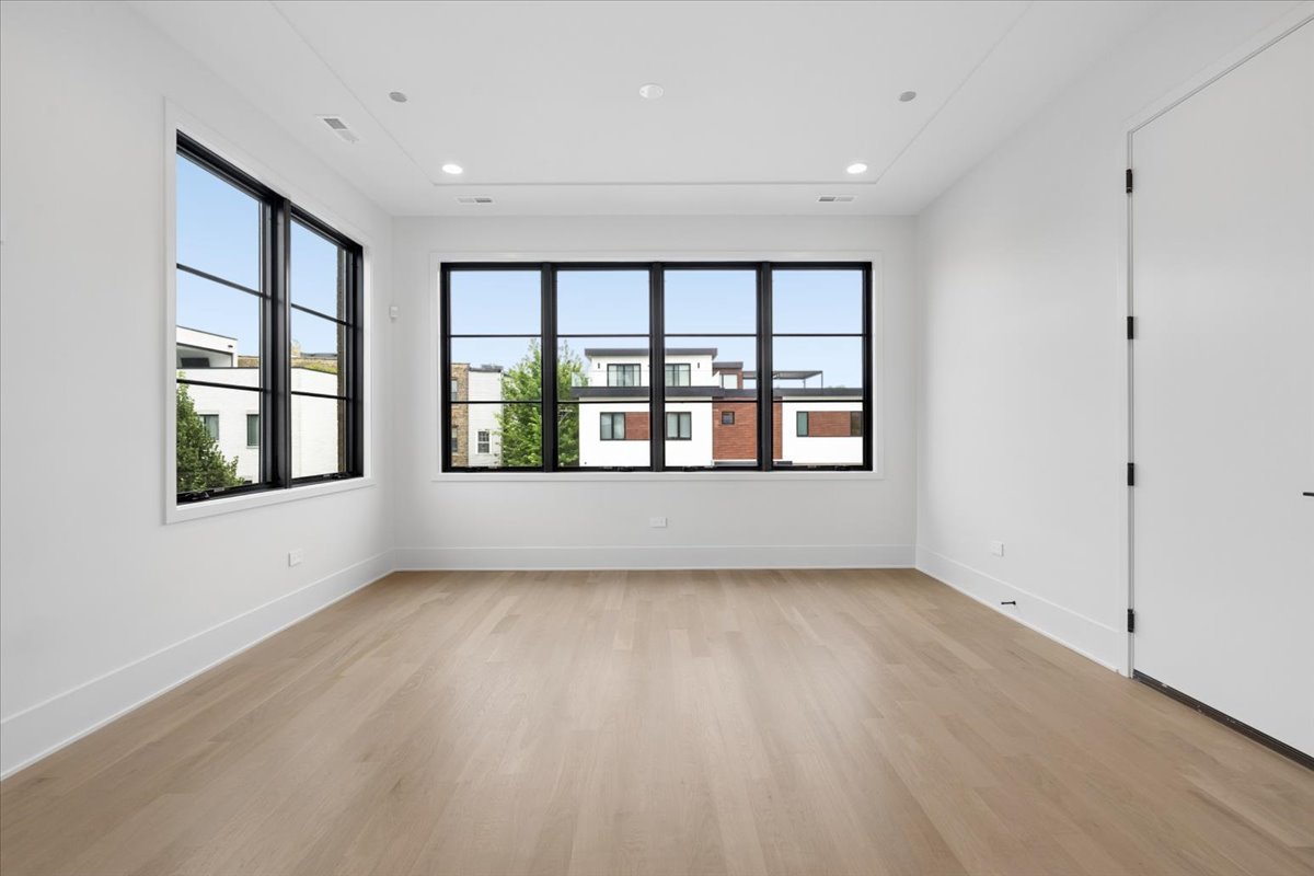 2644 N Lakewood Avenue Unit: 2N