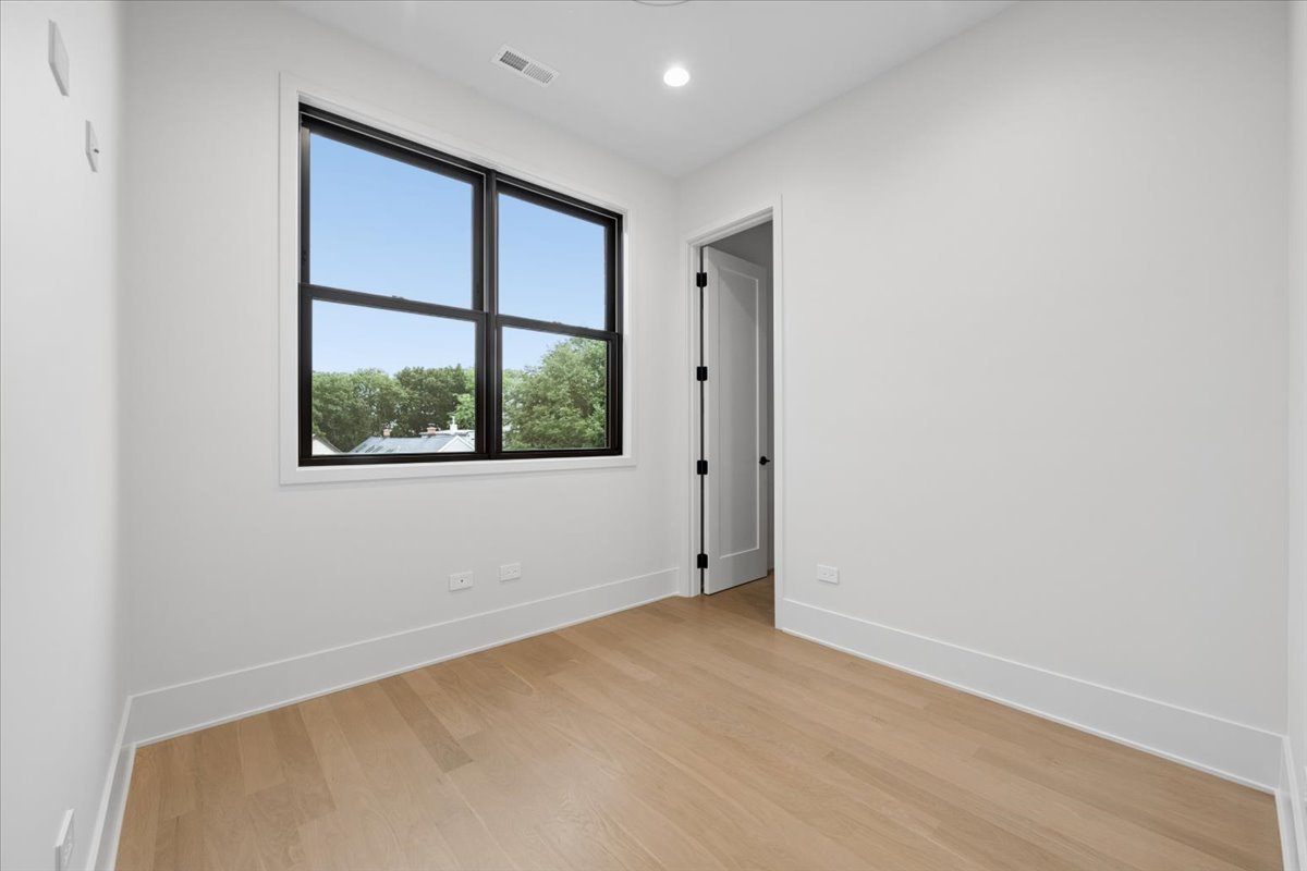 2644 N Lakewood Avenue Unit: 2N