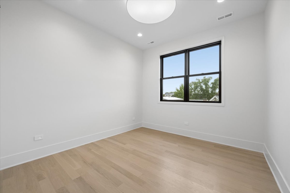 2644 N Lakewood Avenue Unit: 2N