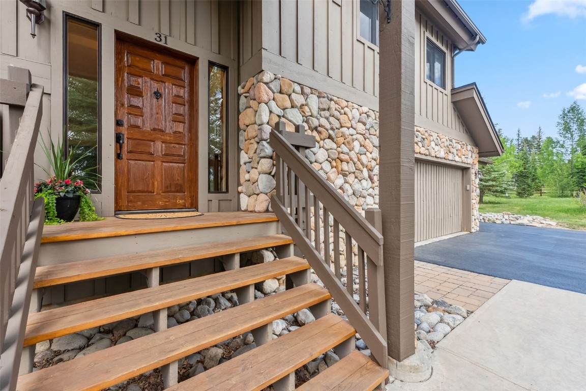 31 Montane COURT