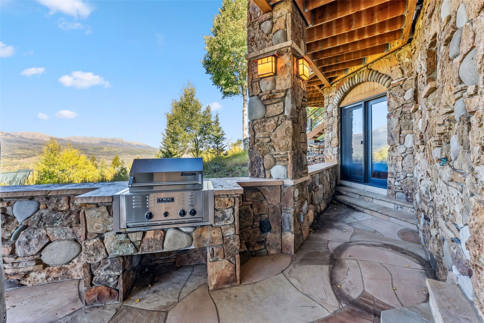731 Lakeview CIRCLE
