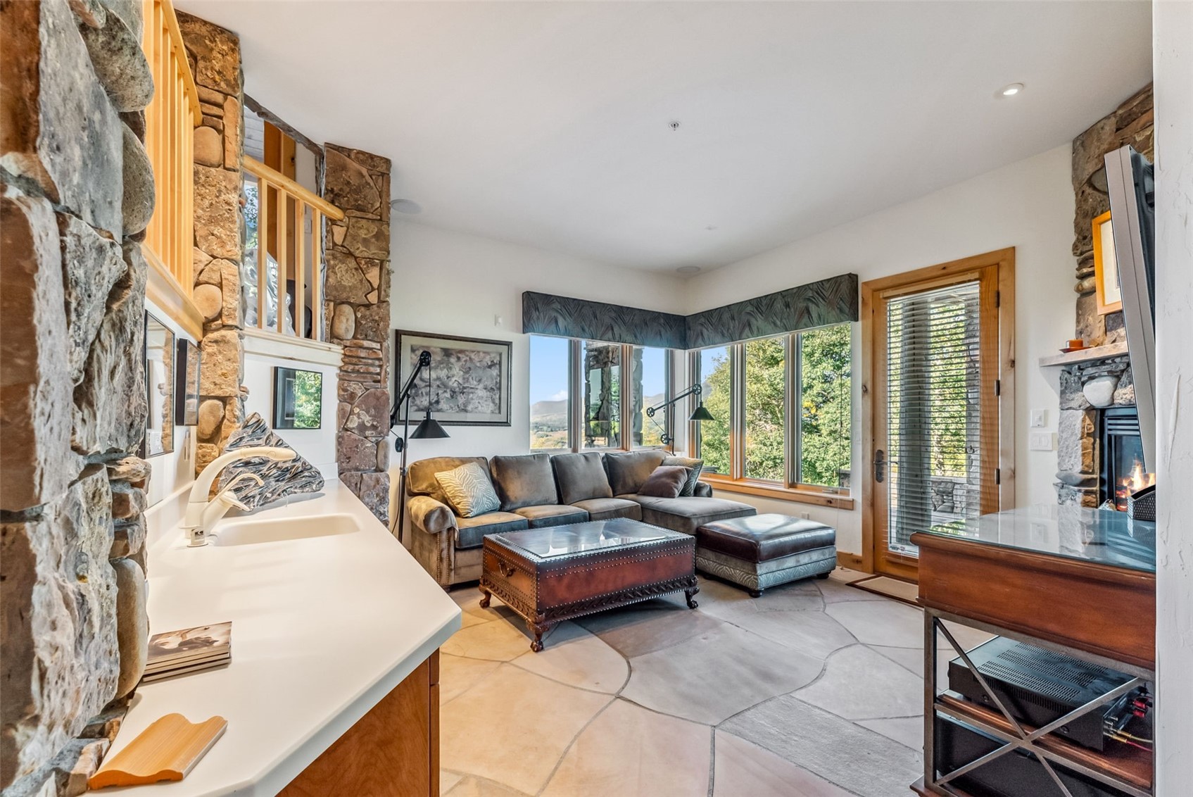 731 Lakeview CIRCLE