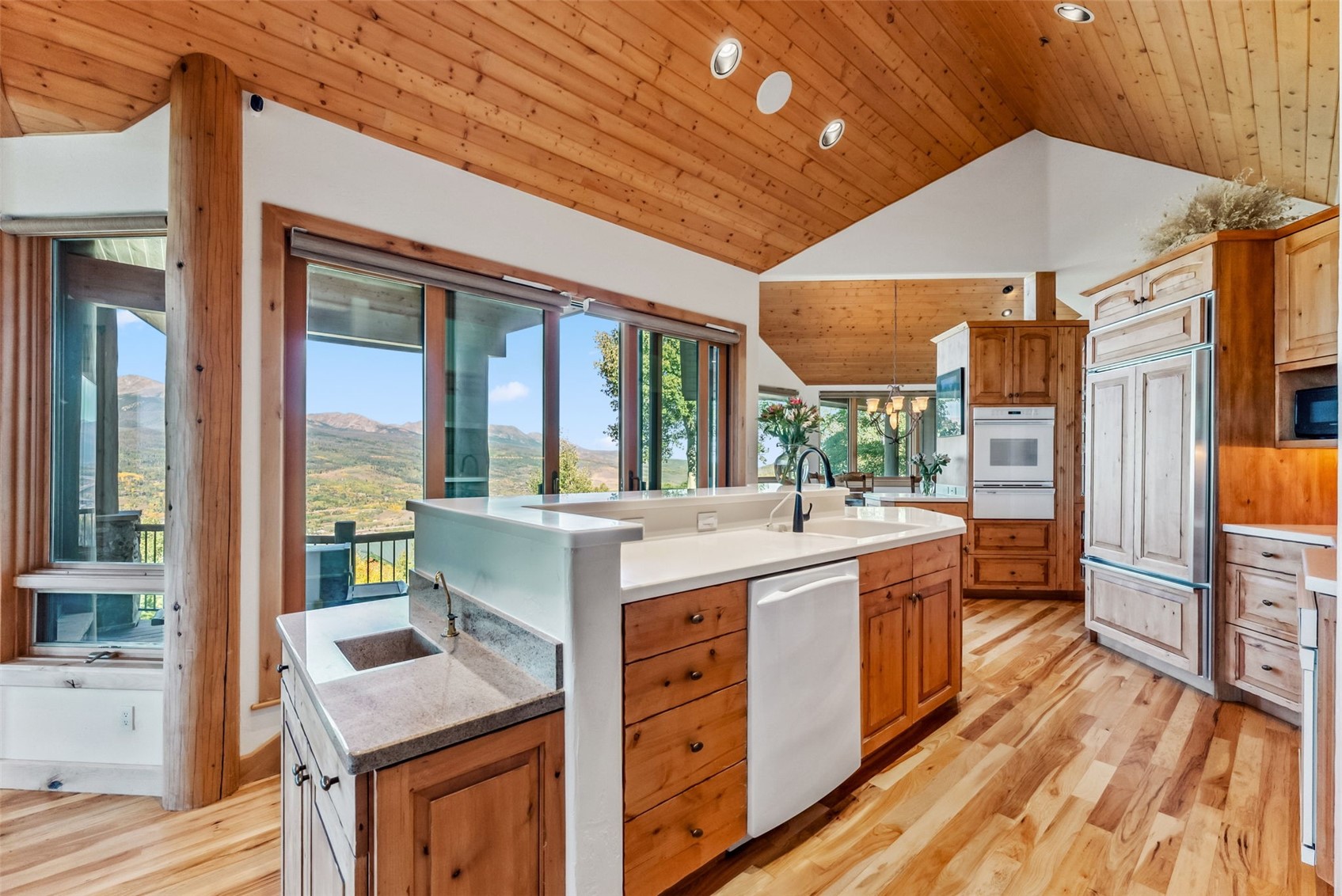 731 Lakeview CIRCLE